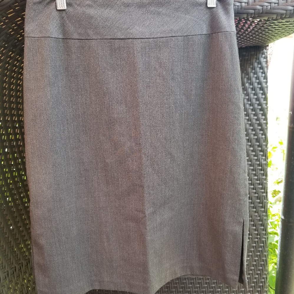 Knee-length gray pencil skirt